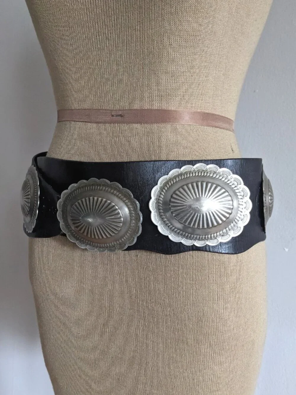 70s Vtg Handmade Silver Medallion & Black Leather Western Belt - Picture 4 of 8